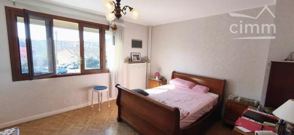 Appartement lumineux et spacieux de 105 m² idéalement situé alliant confort volumes généreux à rafraichir.