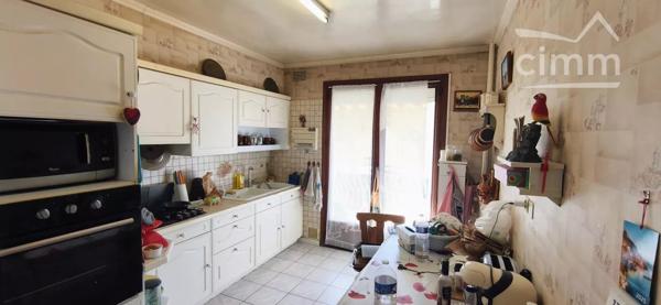 Appartement lumineux et spacieux de 105 m² idéalement situé alliant confort volumes généreux à rafraichir.
