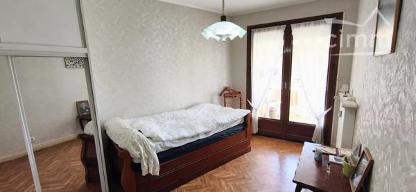 Appartement lumineux et spacieux de 105 m² idéalement situé alliant confort volumes généreux à rafraichir.