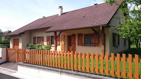 Maison 4 pièces de plain-pied (environ 128 m² habitables) située dans un secteur calme