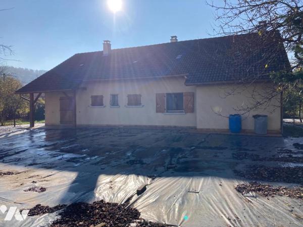 Maison 4 pièces de plain-pied (environ 128 m² habitables) située dans un secteur calme