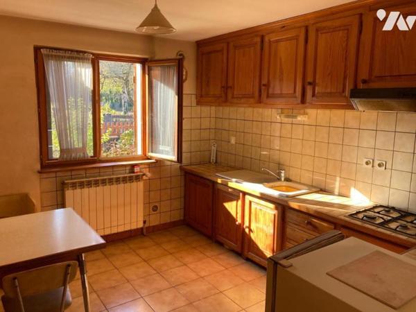 Maison 4 pièces de plain-pied (environ 128 m² habitables) située dans un secteur calme