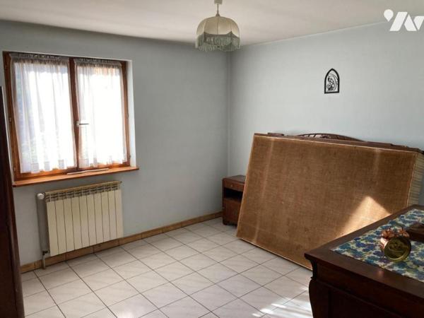 Maison 4 pièces de plain-pied (environ 128 m² habitables) située dans un secteur calme