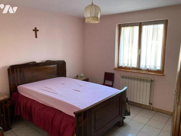 Maison 4 pièces de plain-pied (environ 128 m² habitables) située dans un secteur calme