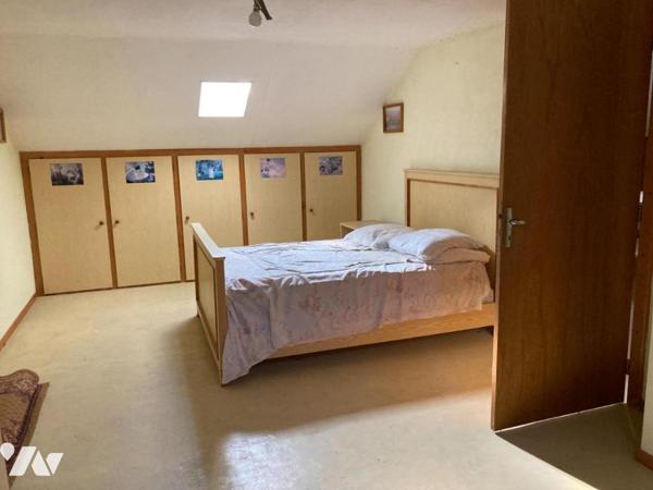 Maison 4 pièces de plain-pied (environ 128 m² habitables) située dans un secteur calme