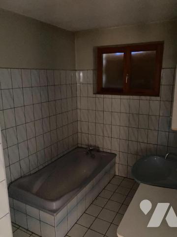 Maison 4 pièces de plain-pied (environ 128 m² habitables) située dans un secteur calme