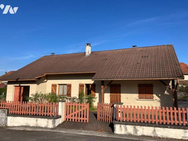 Maison 4 pièces de plain-pied (environ 128 m² habitables) située dans un secteur calme