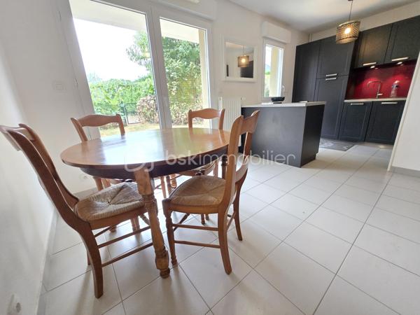 Et si votre prochain appartement vous offrait à la fois le confort du récent et le plaisir d’un extérieur privatif ?
À Vezin-le-Coquet, découvrez cet agréable appartement T3 de 63,12 m², construit en 2013, situé en rez-de-jardin d’une résidence récente et parfaitement entretenue. Aucun travaux à prévoir : il ne vous reste plus qu’à poser vos valises et profiter !
Dès l’entrée, avec son placard de rangement, vous accédez à une pièce de vie conviviale, prolongée par une cuisine aménagée et équipée ouverte sur le séjour/salon. Un espace agréable et fonctionnel, pensé pour profiter pleinement du quotidien.
L’espace nuit se compose de deux chambres, dont une avec placard, ainsi que d’une salle d’eau équipée et d’un WC indépendant. L’appartement répond également aux normes PMR, offrant une accessibilité appréciable au quotidien.
Mais l’un de ses véritables atouts se trouve à l’extérieur : installé sur l’arrière de la résidence, à l’écart de la circulation, l’appartement bénéficie d’une exposition sud et s’ouvre sur une terrasse d’environ 10 m², prolongée par un jardinet clos et privatif de près de 60 m². Un espace rare et agréable pour déjeuner dehors, profiter du soleil ou simplement prendre l’air en toute tranquillité.
Côté stationnement, vous disposerez d’un grand garage fermé de 21 m² environ en sous-sol sécurisé, équipé en électricité, avec notamment des prises permettant la recharge d’un véhicule électrique. Un équipement particulièrement pratique pour le quotidien. Une place de parking extérieure privative complète l’ensemble.
📍 Vezin-le-Coquet – aux portes de Rennes
Vous profitez ici d’un environnement résidentiel agréable tout en restant à proximité immédiate de Rennes. Commerces, services et commodités sont accessibles facilement, tandis que les transports en commun permettent de rejoindre Rennes et ses différents quartiers sans nécessairement prendre la voiture.
Un appartement récent, sans travaux, avec deux chambres, un véritable extérieur au calme et un grand garage : un bien complet et particulièrement agréable à vivre.
📞 Vous souhaitez en savoir davantage ? Contactez-moi pour échanger sur le bien et organiser une visite.