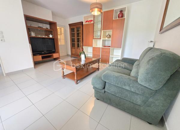 Et si votre prochain appartement vous offrait à la fois le confort du récent et le plaisir d’un extérieur privatif ?
À Vezin-le-Coquet, découvrez cet agréable appartement T3 de 63,12 m², construit en 2013, situé en rez-de-jardin d’une résidence récente et parfaitement entretenue. Aucun travaux à prévoir : il ne vous reste plus qu’à poser vos valises et profiter !
Dès l’entrée, avec son placard de rangement, vous accédez à une pièce de vie conviviale, prolongée par une cuisine aménagée et équipée ouverte sur le séjour/salon. Un espace agréable et fonctionnel, pensé pour profiter pleinement du quotidien.
L’espace nuit se compose de deux chambres, dont une avec placard, ainsi que d’une salle d’eau équipée et d’un WC indépendant. L’appartement répond également aux normes PMR, offrant une accessibilité appréciable au quotidien.
Mais l’un de ses véritables atouts se trouve à l’extérieur : installé sur l’arrière de la résidence, à l’écart de la circulation, l’appartement bénéficie d’une exposition sud et s’ouvre sur une terrasse d’environ 10 m², prolongée par un jardinet clos et privatif de près de 60 m². Un espace rare et agréable pour déjeuner dehors, profiter du soleil ou simplement prendre l’air en toute tranquillité.
Côté stationnement, vous disposerez d’un grand garage fermé de 21 m² environ en sous-sol sécurisé, équipé en électricité, avec notamment des prises permettant la recharge d’un véhicule électrique. Un équipement particulièrement pratique pour le quotidien. Une place de parking extérieure privative complète l’ensemble.
📍 Vezin-le-Coquet – aux portes de Rennes
Vous profitez ici d’un environnement résidentiel agréable tout en restant à proximité immédiate de Rennes. Commerces, services et commodités sont accessibles facilement, tandis que les transports en commun permettent de rejoindre Rennes et ses différents quartiers sans nécessairement prendre la voiture.
Un appartement récent, sans travaux, avec deux chambres, un véritable extérieur au calme et un grand garage : un bien complet et particulièrement agréable à vivre.
📞 Vous souhaitez en savoir davantage ? Contactez-moi pour échanger sur le bien et organiser une visite.