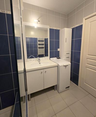 Et si votre prochain appartement vous offrait à la fois le confort du récent et le plaisir d’un extérieur privatif ?
À Vezin-le-Coquet, découvrez cet agréable appartement T3 de 63,12 m², construit en 2013, situé en rez-de-jardin d’une résidence récente et parfaitement entretenue. Aucun travaux à prévoir : il ne vous reste plus qu’à poser vos valises et profiter !
Dès l’entrée, avec son placard de rangement, vous accédez à une pièce de vie conviviale, prolongée par une cuisine aménagée et équipée ouverte sur le séjour/salon. Un espace agréable et fonctionnel, pensé pour profiter pleinement du quotidien.
L’espace nuit se compose de deux chambres, dont une avec placard, ainsi que d’une salle d’eau équipée et d’un WC indépendant. L’appartement répond également aux normes PMR, offrant une accessibilité appréciable au quotidien.
Mais l’un de ses véritables atouts se trouve à l’extérieur : installé sur l’arrière de la résidence, à l’écart de la circulation, l’appartement bénéficie d’une exposition sud et s’ouvre sur une terrasse d’environ 10 m², prolongée par un jardinet clos et privatif de près de 60 m². Un espace rare et agréable pour déjeuner dehors, profiter du soleil ou simplement prendre l’air en toute tranquillité.
Côté stationnement, vous disposerez d’un grand garage fermé de 21 m² environ en sous-sol sécurisé, équipé en électricité, avec notamment des prises permettant la recharge d’un véhicule électrique. Un équipement particulièrement pratique pour le quotidien. Une place de parking extérieure privative complète l’ensemble.
📍 Vezin-le-Coquet – aux portes de Rennes
Vous profitez ici d’un environnement résidentiel agréable tout en restant à proximité immédiate de Rennes. Commerces, services et commodités sont accessibles facilement, tandis que les transports en commun permettent de rejoindre Rennes et ses différents quartiers sans nécessairement prendre la voiture.
Un appartement récent, sans travaux, avec deux chambres, un véritable extérieur au calme et un grand garage : un bien complet et particulièrement agréable à vivre.
📞 Vous souhaitez en savoir davantage ? Contactez-moi pour échanger sur le bien et organiser une visite.