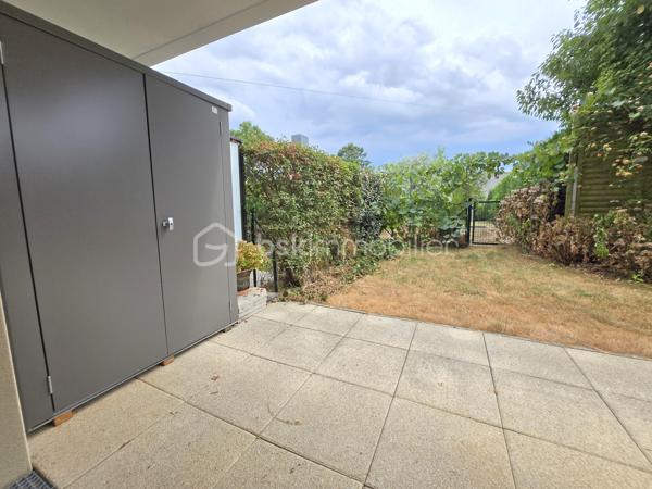 Et si votre prochain appartement vous offrait à la fois le confort du récent et le plaisir d’un extérieur privatif ?
À Vezin-le-Coquet, découvrez cet agréable appartement T3 de 63,12 m², construit en 2013, situé en rez-de-jardin d’une résidence récente et parfaitement entretenue. Aucun travaux à prévoir : il ne vous reste plus qu’à poser vos valises et profiter !
Dès l’entrée, avec son placard de rangement, vous accédez à une pièce de vie conviviale, prolongée par une cuisine aménagée et équipée ouverte sur le séjour/salon. Un espace agréable et fonctionnel, pensé pour profiter pleinement du quotidien.
L’espace nuit se compose de deux chambres, dont une avec placard, ainsi que d’une salle d’eau équipée et d’un WC indépendant. L’appartement répond également aux normes PMR, offrant une accessibilité appréciable au quotidien.
Mais l’un de ses véritables atouts se trouve à l’extérieur : installé sur l’arrière de la résidence, à l’écart de la circulation, l’appartement bénéficie d’une exposition sud et s’ouvre sur une terrasse d’environ 10 m², prolongée par un jardinet clos et privatif de près de 60 m². Un espace rare et agréable pour déjeuner dehors, profiter du soleil ou simplement prendre l’air en toute tranquillité.
Côté stationnement, vous disposerez d’un grand garage fermé de 21 m² environ en sous-sol sécurisé, équipé en électricité, avec notamment des prises permettant la recharge d’un véhicule électrique. Un équipement particulièrement pratique pour le quotidien. Une place de parking extérieure privative complète l’ensemble.
📍 Vezin-le-Coquet – aux portes de Rennes
Vous profitez ici d’un environnement résidentiel agréable tout en restant à proximité immédiate de Rennes. Commerces, services et commodités sont accessibles facilement, tandis que les transports en commun permettent de rejoindre Rennes et ses différents quartiers sans nécessairement prendre la voiture.
Un appartement récent, sans travaux, avec deux chambres, un véritable extérieur au calme et un grand garage : un bien complet et particulièrement agréable à vivre.
📞 Vous souhaitez en savoir davantage ? Contactez-moi pour échanger sur le bien et organiser une visite.