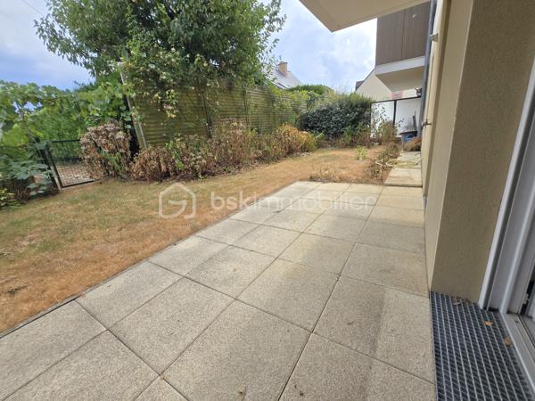 Et si votre prochain appartement vous offrait à la fois le confort du récent et le plaisir d’un extérieur privatif ?
À Vezin-le-Coquet, découvrez cet agréable appartement T3 de 63,12 m², construit en 2013, situé en rez-de-jardin d’une résidence récente et parfaitement entretenue. Aucun travaux à prévoir : il ne vous reste plus qu’à poser vos valises et profiter !
Dès l’entrée, avec son placard de rangement, vous accédez à une pièce de vie conviviale, prolongée par une cuisine aménagée et équipée ouverte sur le séjour/salon. Un espace agréable et fonctionnel, pensé pour profiter pleinement du quotidien.
L’espace nuit se compose de deux chambres, dont une avec placard, ainsi que d’une salle d’eau équipée et d’un WC indépendant. L’appartement répond également aux normes PMR, offrant une accessibilité appréciable au quotidien.
Mais l’un de ses véritables atouts se trouve à l’extérieur : installé sur l’arrière de la résidence, à l’écart de la circulation, l’appartement bénéficie d’une exposition sud et s’ouvre sur une terrasse d’environ 10 m², prolongée par un jardinet clos et privatif de près de 60 m². Un espace rare et agréable pour déjeuner dehors, profiter du soleil ou simplement prendre l’air en toute tranquillité.
Côté stationnement, vous disposerez d’un grand garage fermé de 21 m² environ en sous-sol sécurisé, équipé en électricité, avec notamment des prises permettant la recharge d’un véhicule électrique. Un équipement particulièrement pratique pour le quotidien. Une place de parking extérieure privative complète l’ensemble.
📍 Vezin-le-Coquet – aux portes de Rennes
Vous profitez ici d’un environnement résidentiel agréable tout en restant à proximité immédiate de Rennes. Commerces, services et commodités sont accessibles facilement, tandis que les transports en commun permettent de rejoindre Rennes et ses différents quartiers sans nécessairement prendre la voiture.
Un appartement récent, sans travaux, avec deux chambres, un véritable extérieur au calme et un grand garage : un bien complet et particulièrement agréable à vivre.
📞 Vous souhaitez en savoir davantage ? Contactez-moi pour échanger sur le bien et organiser une visite.