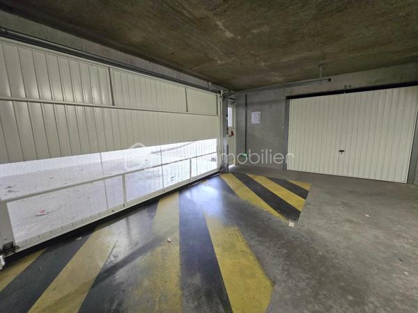 Et si votre prochain appartement vous offrait à la fois le confort du récent et le plaisir d’un extérieur privatif ?
À Vezin-le-Coquet, découvrez cet agréable appartement T3 de 63,12 m², construit en 2013, situé en rez-de-jardin d’une résidence récente et parfaitement entretenue. Aucun travaux à prévoir : il ne vous reste plus qu’à poser vos valises et profiter !
Dès l’entrée, avec son placard de rangement, vous accédez à une pièce de vie conviviale, prolongée par une cuisine aménagée et équipée ouverte sur le séjour/salon. Un espace agréable et fonctionnel, pensé pour profiter pleinement du quotidien.
L’espace nuit se compose de deux chambres, dont une avec placard, ainsi que d’une salle d’eau équipée et d’un WC indépendant. L’appartement répond également aux normes PMR, offrant une accessibilité appréciable au quotidien.
Mais l’un de ses véritables atouts se trouve à l’extérieur : installé sur l’arrière de la résidence, à l’écart de la circulation, l’appartement bénéficie d’une exposition sud et s’ouvre sur une terrasse d’environ 10 m², prolongée par un jardinet clos et privatif de près de 60 m². Un espace rare et agréable pour déjeuner dehors, profiter du soleil ou simplement prendre l’air en toute tranquillité.
Côté stationnement, vous disposerez d’un grand garage fermé de 21 m² environ en sous-sol sécurisé, équipé en électricité, avec notamment des prises permettant la recharge d’un véhicule électrique. Un équipement particulièrement pratique pour le quotidien. Une place de parking extérieure privative complète l’ensemble.
📍 Vezin-le-Coquet – aux portes de Rennes
Vous profitez ici d’un environnement résidentiel agréable tout en restant à proximité immédiate de Rennes. Commerces, services et commodités sont accessibles facilement, tandis que les transports en commun permettent de rejoindre Rennes et ses différents quartiers sans nécessairement prendre la voiture.
Un appartement récent, sans travaux, avec deux chambres, un véritable extérieur au calme et un grand garage : un bien complet et particulièrement agréable à vivre.
📞 Vous souhaitez en savoir davantage ? Contactez-moi pour échanger sur le bien et organiser une visite.