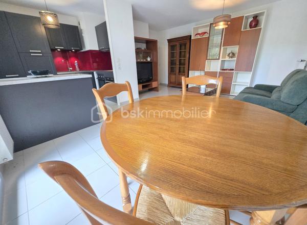 Et si votre prochain appartement vous offrait à la fois le confort du récent et le plaisir d’un extérieur privatif ?
À Vezin-le-Coquet, découvrez cet agréable appartement T3 de 63,12 m², construit en 2013, situé en rez-de-jardin d’une résidence récente et parfaitement entretenue. Aucun travaux à prévoir : il ne vous reste plus qu’à poser vos valises et profiter !
Dès l’entrée, avec son placard de rangement, vous accédez à une pièce de vie conviviale, prolongée par une cuisine aménagée et équipée ouverte sur le séjour/salon. Un espace agréable et fonctionnel, pensé pour profiter pleinement du quotidien.
L’espace nuit se compose de deux chambres, dont une avec placard, ainsi que d’une salle d’eau équipée et d’un WC indépendant. L’appartement répond également aux normes PMR, offrant une accessibilité appréciable au quotidien.
Mais l’un de ses véritables atouts se trouve à l’extérieur : installé sur l’arrière de la résidence, à l’écart de la circulation, l’appartement bénéficie d’une exposition sud et s’ouvre sur une terrasse d’environ 10 m², prolongée par un jardinet clos et privatif de près de 60 m². Un espace rare et agréable pour déjeuner dehors, profiter du soleil ou simplement prendre l’air en toute tranquillité.
Côté stationnement, vous disposerez d’un grand garage fermé de 21 m² environ en sous-sol sécurisé, équipé en électricité, avec notamment des prises permettant la recharge d’un véhicule électrique. Un équipement particulièrement pratique pour le quotidien. Une place de parking extérieure privative complète l’ensemble.
📍 Vezin-le-Coquet – aux portes de Rennes
Vous profitez ici d’un environnement résidentiel agréable tout en restant à proximité immédiate de Rennes. Commerces, services et commodités sont accessibles facilement, tandis que les transports en commun permettent de rejoindre Rennes et ses différents quartiers sans nécessairement prendre la voiture.
Un appartement récent, sans travaux, avec deux chambres, un véritable extérieur au calme et un grand garage : un bien complet et particulièrement agréable à vivre.
📞 Vous souhaitez en savoir davantage ? Contactez-moi pour échanger sur le bien et organiser une visite.
