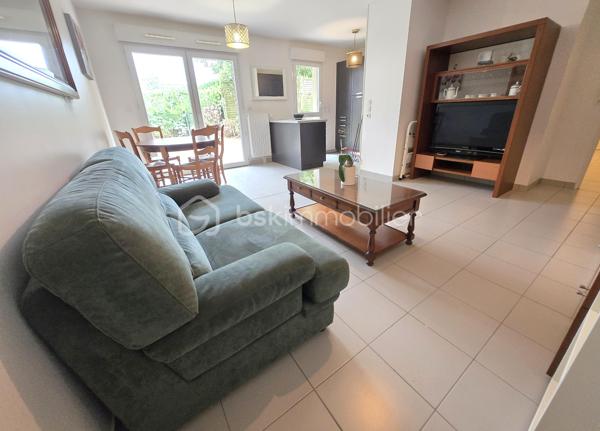 Et si votre prochain appartement vous offrait à la fois le confort du récent et le plaisir d’un extérieur privatif ?
À Vezin-le-Coquet, découvrez cet agréable appartement T3 de 63,12 m², construit en 2013, situé en rez-de-jardin d’une résidence récente et parfaitement entretenue. Aucun travaux à prévoir : il ne vous reste plus qu’à poser vos valises et profiter !
Dès l’entrée, avec son placard de rangement, vous accédez à une pièce de vie conviviale, prolongée par une cuisine aménagée et équipée ouverte sur le séjour/salon. Un espace agréable et fonctionnel, pensé pour profiter pleinement du quotidien.
L’espace nuit se compose de deux chambres, dont une avec placard, ainsi que d’une salle d’eau équipée et d’un WC indépendant. L’appartement répond également aux normes PMR, offrant une accessibilité appréciable au quotidien.
Mais l’un de ses véritables atouts se trouve à l’extérieur : installé sur l’arrière de la résidence, à l’écart de la circulation, l’appartement bénéficie d’une exposition sud et s’ouvre sur une terrasse d’environ 10 m², prolongée par un jardinet clos et privatif de près de 60 m². Un espace rare et agréable pour déjeuner dehors, profiter du soleil ou simplement prendre l’air en toute tranquillité.
Côté stationnement, vous disposerez d’un grand garage fermé de 21 m² environ en sous-sol sécurisé, équipé en électricité, avec notamment des prises permettant la recharge d’un véhicule électrique. Un équipement particulièrement pratique pour le quotidien. Une place de parking extérieure privative complète l’ensemble.
📍 Vezin-le-Coquet – aux portes de Rennes
Vous profitez ici d’un environnement résidentiel agréable tout en restant à proximité immédiate de Rennes. Commerces, services et commodités sont accessibles facilement, tandis que les transports en commun permettent de rejoindre Rennes et ses différents quartiers sans nécessairement prendre la voiture.
Un appartement récent, sans travaux, avec deux chambres, un véritable extérieur au calme et un grand garage : un bien complet et particulièrement agréable à vivre.
📞 Vous souhaitez en savoir davantage ? Contactez-moi pour échanger sur le bien et organiser une visite.