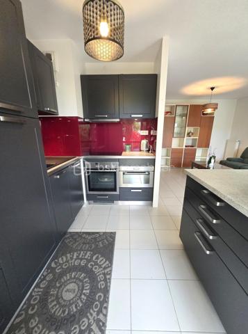 Et si votre prochain appartement vous offrait à la fois le confort du récent et le plaisir d’un extérieur privatif ?
À Vezin-le-Coquet, découvrez cet agréable appartement T3 de 63,12 m², construit en 2013, situé en rez-de-jardin d’une résidence récente et parfaitement entretenue. Aucun travaux à prévoir : il ne vous reste plus qu’à poser vos valises et profiter !
Dès l’entrée, avec son placard de rangement, vous accédez à une pièce de vie conviviale, prolongée par une cuisine aménagée et équipée ouverte sur le séjour/salon. Un espace agréable et fonctionnel, pensé pour profiter pleinement du quotidien.
L’espace nuit se compose de deux chambres, dont une avec placard, ainsi que d’une salle d’eau équipée et d’un WC indépendant. L’appartement répond également aux normes PMR, offrant une accessibilité appréciable au quotidien.
Mais l’un de ses véritables atouts se trouve à l’extérieur : installé sur l’arrière de la résidence, à l’écart de la circulation, l’appartement bénéficie d’une exposition sud et s’ouvre sur une terrasse d’environ 10 m², prolongée par un jardinet clos et privatif de près de 60 m². Un espace rare et agréable pour déjeuner dehors, profiter du soleil ou simplement prendre l’air en toute tranquillité.
Côté stationnement, vous disposerez d’un grand garage fermé de 21 m² environ en sous-sol sécurisé, équipé en électricité, avec notamment des prises permettant la recharge d’un véhicule électrique. Un équipement particulièrement pratique pour le quotidien. Une place de parking extérieure privative complète l’ensemble.
📍 Vezin-le-Coquet – aux portes de Rennes
Vous profitez ici d’un environnement résidentiel agréable tout en restant à proximité immédiate de Rennes. Commerces, services et commodités sont accessibles facilement, tandis que les transports en commun permettent de rejoindre Rennes et ses différents quartiers sans nécessairement prendre la voiture.
Un appartement récent, sans travaux, avec deux chambres, un véritable extérieur au calme et un grand garage : un bien complet et particulièrement agréable à vivre.
📞 Vous souhaitez en savoir davantage ? Contactez-moi pour échanger sur le bien et organiser une visite.