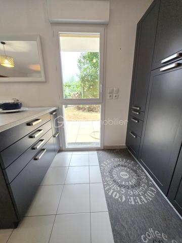 Et si votre prochain appartement vous offrait à la fois le confort du récent et le plaisir d’un extérieur privatif ?
À Vezin-le-Coquet, découvrez cet agréable appartement T3 de 63,12 m², construit en 2013, situé en rez-de-jardin d’une résidence récente et parfaitement entretenue. Aucun travaux à prévoir : il ne vous reste plus qu’à poser vos valises et profiter !
Dès l’entrée, avec son placard de rangement, vous accédez à une pièce de vie conviviale, prolongée par une cuisine aménagée et équipée ouverte sur le séjour/salon. Un espace agréable et fonctionnel, pensé pour profiter pleinement du quotidien.
L’espace nuit se compose de deux chambres, dont une avec placard, ainsi que d’une salle d’eau équipée et d’un WC indépendant. L’appartement répond également aux normes PMR, offrant une accessibilité appréciable au quotidien.
Mais l’un de ses véritables atouts se trouve à l’extérieur : installé sur l’arrière de la résidence, à l’écart de la circulation, l’appartement bénéficie d’une exposition sud et s’ouvre sur une terrasse d’environ 10 m², prolongée par un jardinet clos et privatif de près de 60 m². Un espace rare et agréable pour déjeuner dehors, profiter du soleil ou simplement prendre l’air en toute tranquillité.
Côté stationnement, vous disposerez d’un grand garage fermé de 21 m² environ en sous-sol sécurisé, équipé en électricité, avec notamment des prises permettant la recharge d’un véhicule électrique. Un équipement particulièrement pratique pour le quotidien. Une place de parking extérieure privative complète l’ensemble.
📍 Vezin-le-Coquet – aux portes de Rennes
Vous profitez ici d’un environnement résidentiel agréable tout en restant à proximité immédiate de Rennes. Commerces, services et commodités sont accessibles facilement, tandis que les transports en commun permettent de rejoindre Rennes et ses différents quartiers sans nécessairement prendre la voiture.
Un appartement récent, sans travaux, avec deux chambres, un véritable extérieur au calme et un grand garage : un bien complet et particulièrement agréable à vivre.
📞 Vous souhaitez en savoir davantage ? Contactez-moi pour échanger sur le bien et organiser une visite.