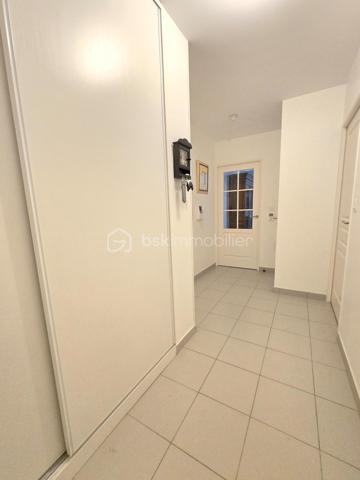 Et si votre prochain appartement vous offrait à la fois le confort du récent et le plaisir d’un extérieur privatif ?
À Vezin-le-Coquet, découvrez cet agréable appartement T3 de 63,12 m², construit en 2013, situé en rez-de-jardin d’une résidence récente et parfaitement entretenue. Aucun travaux à prévoir : il ne vous reste plus qu’à poser vos valises et profiter !
Dès l’entrée, avec son placard de rangement, vous accédez à une pièce de vie conviviale, prolongée par une cuisine aménagée et équipée ouverte sur le séjour/salon. Un espace agréable et fonctionnel, pensé pour profiter pleinement du quotidien.
L’espace nuit se compose de deux chambres, dont une avec placard, ainsi que d’une salle d’eau équipée et d’un WC indépendant. L’appartement répond également aux normes PMR, offrant une accessibilité appréciable au quotidien.
Mais l’un de ses véritables atouts se trouve à l’extérieur : installé sur l’arrière de la résidence, à l’écart de la circulation, l’appartement bénéficie d’une exposition sud et s’ouvre sur une terrasse d’environ 10 m², prolongée par un jardinet clos et privatif de près de 60 m². Un espace rare et agréable pour déjeuner dehors, profiter du soleil ou simplement prendre l’air en toute tranquillité.
Côté stationnement, vous disposerez d’un grand garage fermé de 21 m² environ en sous-sol sécurisé, équipé en électricité, avec notamment des prises permettant la recharge d’un véhicule électrique. Un équipement particulièrement pratique pour le quotidien. Une place de parking extérieure privative complète l’ensemble.
📍 Vezin-le-Coquet – aux portes de Rennes
Vous profitez ici d’un environnement résidentiel agréable tout en restant à proximité immédiate de Rennes. Commerces, services et commodités sont accessibles facilement, tandis que les transports en commun permettent de rejoindre Rennes et ses différents quartiers sans nécessairement prendre la voiture.
Un appartement récent, sans travaux, avec deux chambres, un véritable extérieur au calme et un grand garage : un bien complet et particulièrement agréable à vivre.
📞 Vous souhaitez en savoir davantage ? Contactez-moi pour échanger sur le bien et organiser une visite.