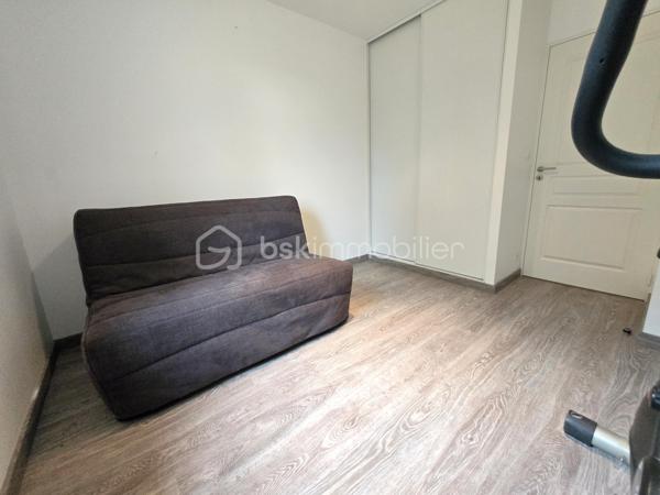 Et si votre prochain appartement vous offrait à la fois le confort du récent et le plaisir d’un extérieur privatif ?
À Vezin-le-Coquet, découvrez cet agréable appartement T3 de 63,12 m², construit en 2013, situé en rez-de-jardin d’une résidence récente et parfaitement entretenue. Aucun travaux à prévoir : il ne vous reste plus qu’à poser vos valises et profiter !
Dès l’entrée, avec son placard de rangement, vous accédez à une pièce de vie conviviale, prolongée par une cuisine aménagée et équipée ouverte sur le séjour/salon. Un espace agréable et fonctionnel, pensé pour profiter pleinement du quotidien.
L’espace nuit se compose de deux chambres, dont une avec placard, ainsi que d’une salle d’eau équipée et d’un WC indépendant. L’appartement répond également aux normes PMR, offrant une accessibilité appréciable au quotidien.
Mais l’un de ses véritables atouts se trouve à l’extérieur : installé sur l’arrière de la résidence, à l’écart de la circulation, l’appartement bénéficie d’une exposition sud et s’ouvre sur une terrasse d’environ 10 m², prolongée par un jardinet clos et privatif de près de 60 m². Un espace rare et agréable pour déjeuner dehors, profiter du soleil ou simplement prendre l’air en toute tranquillité.
Côté stationnement, vous disposerez d’un grand garage fermé de 21 m² environ en sous-sol sécurisé, équipé en électricité, avec notamment des prises permettant la recharge d’un véhicule électrique. Un équipement particulièrement pratique pour le quotidien. Une place de parking extérieure privative complète l’ensemble.
📍 Vezin-le-Coquet – aux portes de Rennes
Vous profitez ici d’un environnement résidentiel agréable tout en restant à proximité immédiate de Rennes. Commerces, services et commodités sont accessibles facilement, tandis que les transports en commun permettent de rejoindre Rennes et ses différents quartiers sans nécessairement prendre la voiture.
Un appartement récent, sans travaux, avec deux chambres, un véritable extérieur au calme et un grand garage : un bien complet et particulièrement agréable à vivre.
📞 Vous souhaitez en savoir davantage ? Contactez-moi pour échanger sur le bien et organiser une visite.