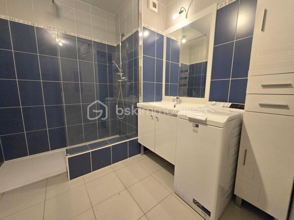 Et si votre prochain appartement vous offrait à la fois le confort du récent et le plaisir d’un extérieur privatif ?
À Vezin-le-Coquet, découvrez cet agréable appartement T3 de 63,12 m², construit en 2013, situé en rez-de-jardin d’une résidence récente et parfaitement entretenue. Aucun travaux à prévoir : il ne vous reste plus qu’à poser vos valises et profiter !
Dès l’entrée, avec son placard de rangement, vous accédez à une pièce de vie conviviale, prolongée par une cuisine aménagée et équipée ouverte sur le séjour/salon. Un espace agréable et fonctionnel, pensé pour profiter pleinement du quotidien.
L’espace nuit se compose de deux chambres, dont une avec placard, ainsi que d’une salle d’eau équipée et d’un WC indépendant. L’appartement répond également aux normes PMR, offrant une accessibilité appréciable au quotidien.
Mais l’un de ses véritables atouts se trouve à l’extérieur : installé sur l’arrière de la résidence, à l’écart de la circulation, l’appartement bénéficie d’une exposition sud et s’ouvre sur une terrasse d’environ 10 m², prolongée par un jardinet clos et privatif de près de 60 m². Un espace rare et agréable pour déjeuner dehors, profiter du soleil ou simplement prendre l’air en toute tranquillité.
Côté stationnement, vous disposerez d’un grand garage fermé de 21 m² environ en sous-sol sécurisé, équipé en électricité, avec notamment des prises permettant la recharge d’un véhicule électrique. Un équipement particulièrement pratique pour le quotidien. Une place de parking extérieure privative complète l’ensemble.
📍 Vezin-le-Coquet – aux portes de Rennes
Vous profitez ici d’un environnement résidentiel agréable tout en restant à proximité immédiate de Rennes. Commerces, services et commodités sont accessibles facilement, tandis que les transports en commun permettent de rejoindre Rennes et ses différents quartiers sans nécessairement prendre la voiture.
Un appartement récent, sans travaux, avec deux chambres, un véritable extérieur au calme et un grand garage : un bien complet et particulièrement agréable à vivre.
📞 Vous souhaitez en savoir davantage ? Contactez-moi pour échanger sur le bien et organiser une visite.