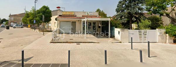 À vendre en exclusivité, ce fond de commerce Pizzeria situé sur la commune de Saint-Médard-en-Jalles, quartier Hastignan.
Située sur une petite place sympathique avec quelques petits commerces, dans une zone pavillonnaire.
Vous aurez donc le monopole du quartier pour établir votre commerce de restauration (Pizzeria, Fast food, vente de plats à emporter, vins ...)

Le local se compose d'une salle avec cuisine, comptoir de 16m2, une chambre froide de 3m2, une cours extérieur à l'arrière de 6m2 avec toilette, ainsi que la possibilité de mettre des table extérieur sur le devant du local.

La majeur partie de la cliente est pour de l'emporter. 
Le bail date de 2005 et est reconduit tacitement. Le loyer s'élève à 477€/mois

À prévoir le renouvèlement du mobilier, des matériaux de cuisine, et un relooking du local 
Pour plus d'information, contactez moi