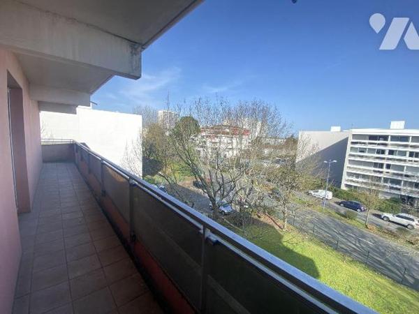 LORMONT Résidence L'HERBE D'AVRIL 
Grand appartement de 81,53 m² avec 23 m² de balcons 
Vous ...