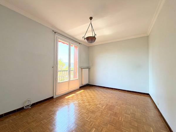 À VENDRE EXCLUSIVITÉ 13100 AIX-EN-PROVENCE APPARTEMENT 5 PIECES D'ENVIRON 97M² AVEC BALCON CAVE, GARAGE ET STATIONNEMENT
