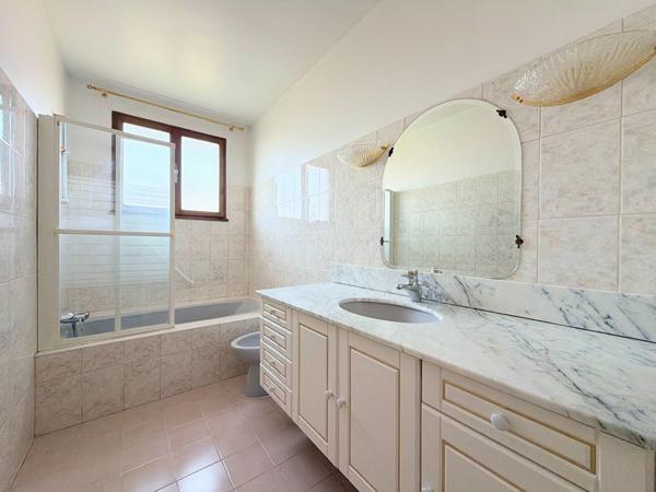 À VENDRE EXCLUSIVITÉ 13100 AIX-EN-PROVENCE APPARTEMENT 5 PIECES D'ENVIRON 97M² AVEC BALCON CAVE, GARAGE ET STATIONNEMENT