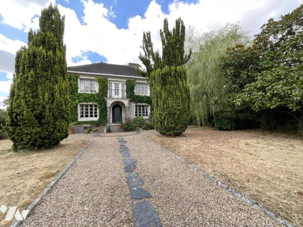 Maison de maître avec jardin paysagé et dépendances