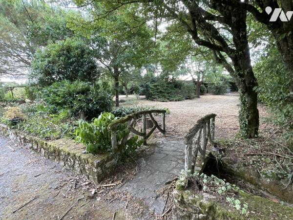 Maison de maître avec jardin paysagé et dépendances
