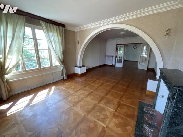 Maison de maître avec jardin paysagé et dépendances