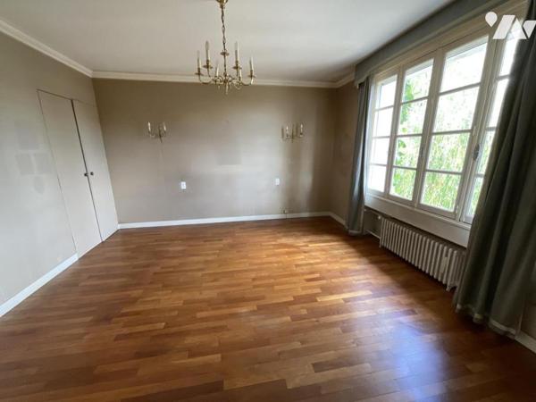 Maison de maître avec jardin paysagé et dépendances