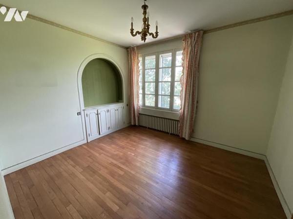 Maison de maître avec jardin paysagé et dépendances