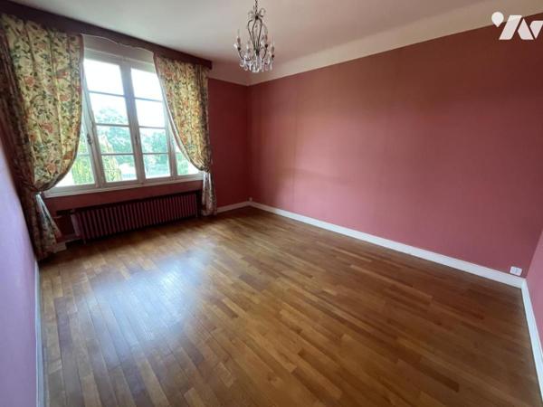 Maison de maître avec jardin paysagé et dépendances