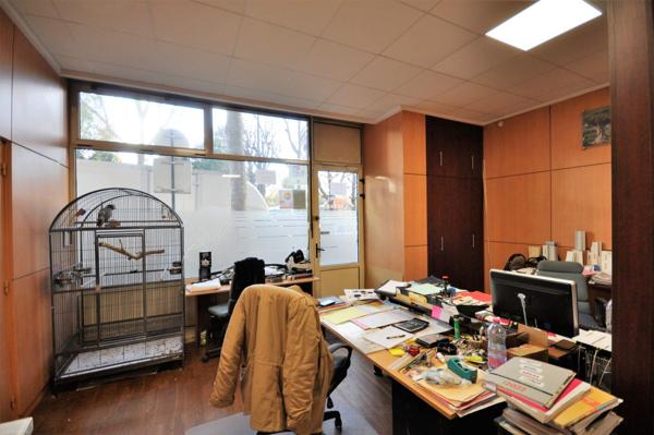 Clichy, Secteur république, Local commercial toutes activités de 238m² -214.40m² carrez hsp 3.7m