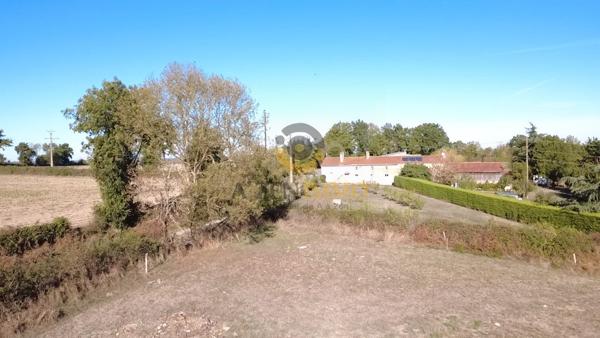 À VENDRE – Maison avec 38679m² de terrain et nombreuses dépendances
