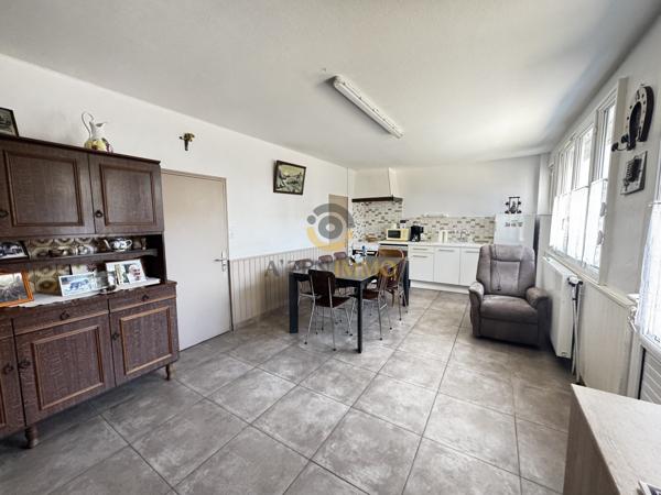 À VENDRE – Maison avec 38679m² de terrain et nombreuses dépendances