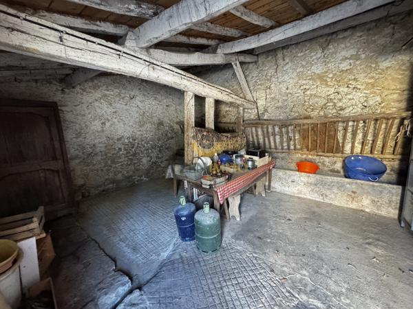 À VENDRE – Maison avec 38679m² de terrain et nombreuses dépendances