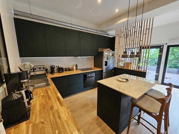 Loft
         3 pièces
        - 90 m² Bien prestige 695 000 € *