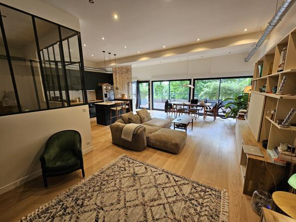 Loft
         3 pièces
        - 90 m² Bien prestige 695 000 € *