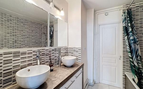 Appartement à vendre    3 pièces • 82 m2 Paris 10