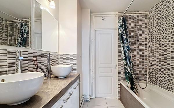 Appartement à vendre    3 pièces • 82 m2 Paris 10