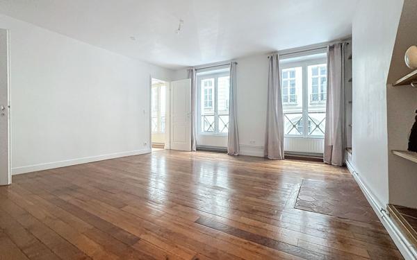 Appartement à vendre    3 pièces • 82 m2 Paris 10