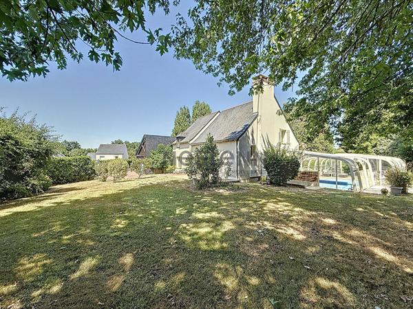 Maison d'architecte située à Chalonnes sur Loire au calme avec beau terrain arboré