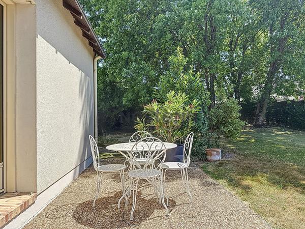 Maison d'architecte située à Chalonnes sur Loire au calme avec beau terrain arboré