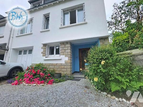 Construite sur trois niveaux, au rez-de-chaussée il y a un garage et une espace de stockage (ch...