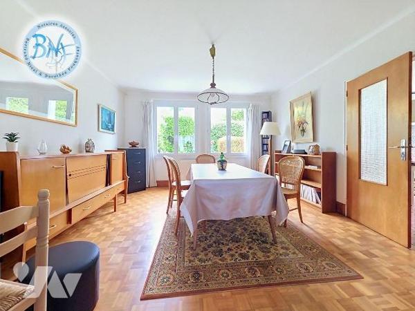 Construite sur trois niveaux, au rez-de-chaussée il y a un garage et une espace de stockage (ch...