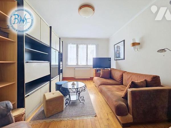 Construite sur trois niveaux, au rez-de-chaussée il y a un garage et une espace de stockage (ch...