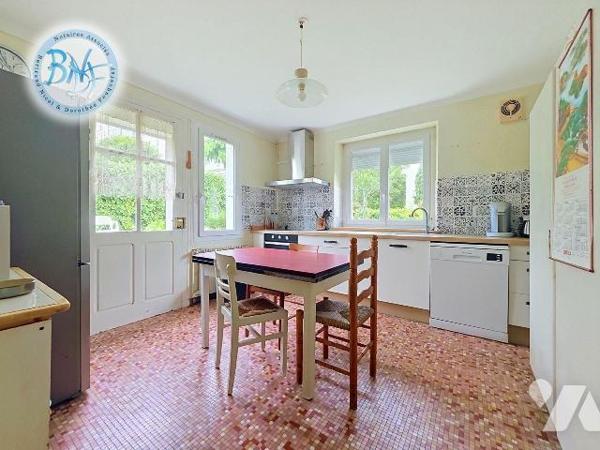 Construite sur trois niveaux, au rez-de-chaussée il y a un garage et une espace de stockage (ch...