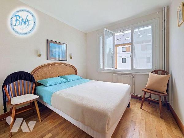 Construite sur trois niveaux, au rez-de-chaussée il y a un garage et une espace de stockage (ch...